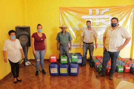 Humberto González aliado del campo, entrega insumos a campesinos  